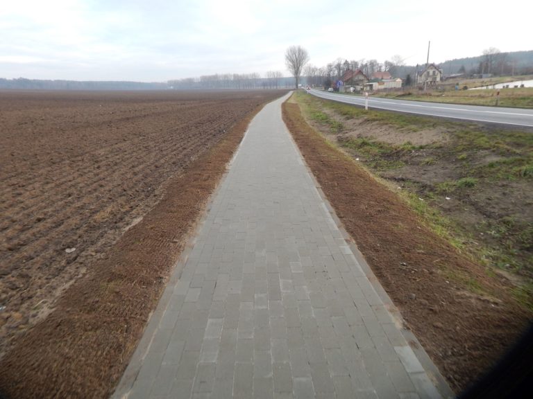 Zakończono pierwszy etap budowy chodnika w ciągu drogi wojewódzkiej 449