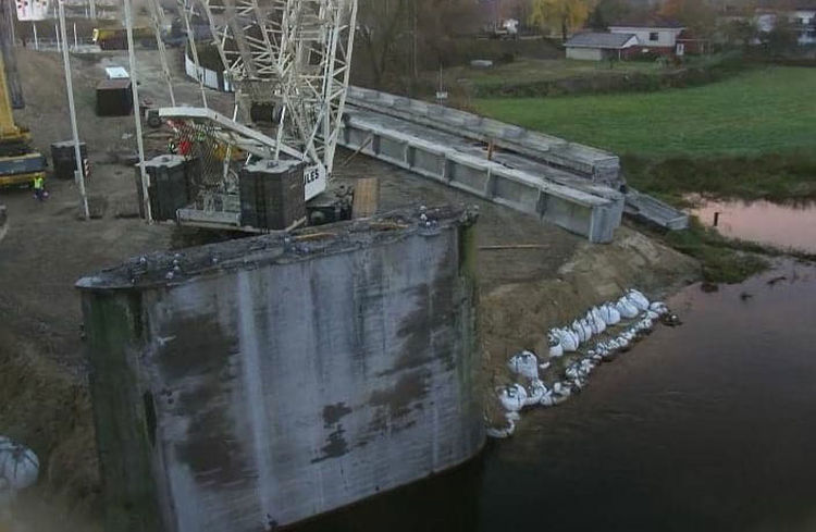 rozbiórka starego mostu w Międzychodzie