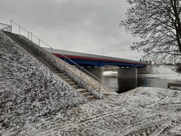 rozbiórka starego mostu w Międzychodzie