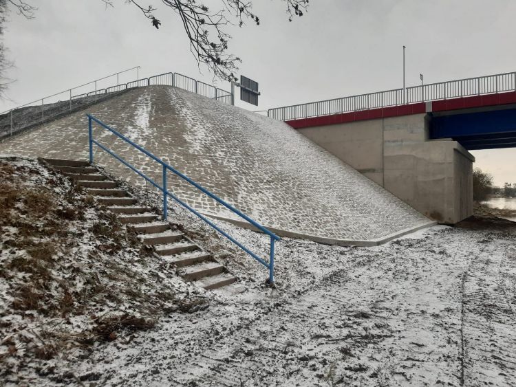 rozbiórka starego mostu w Międzychodzie