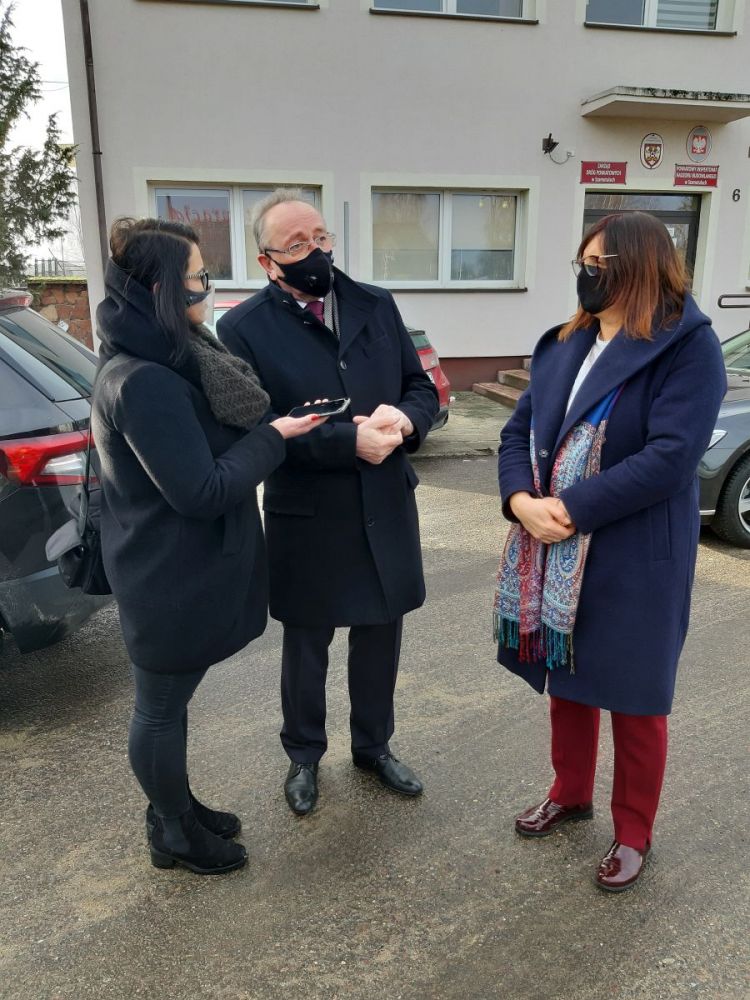 Wicemarszałek Wojciech Jankowiak na drodze wojewódzkiej w Szamotułach