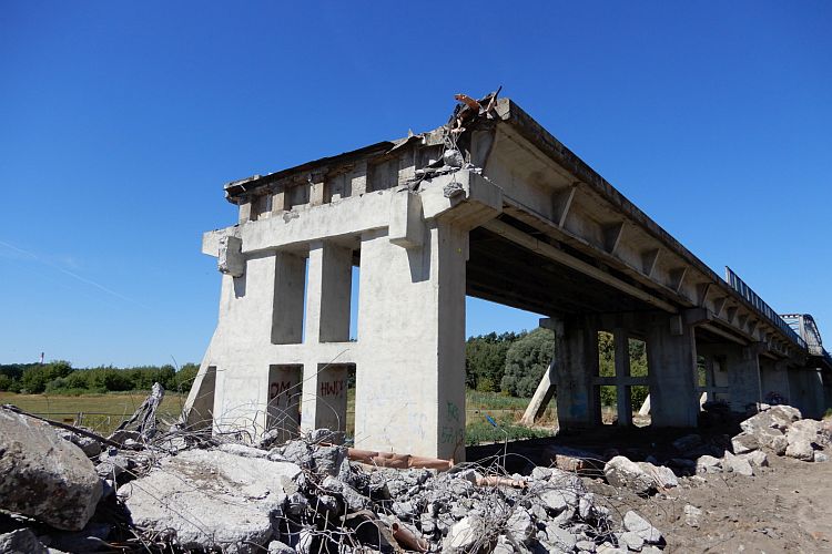  rozbiórka starego mostu w Rogalinku