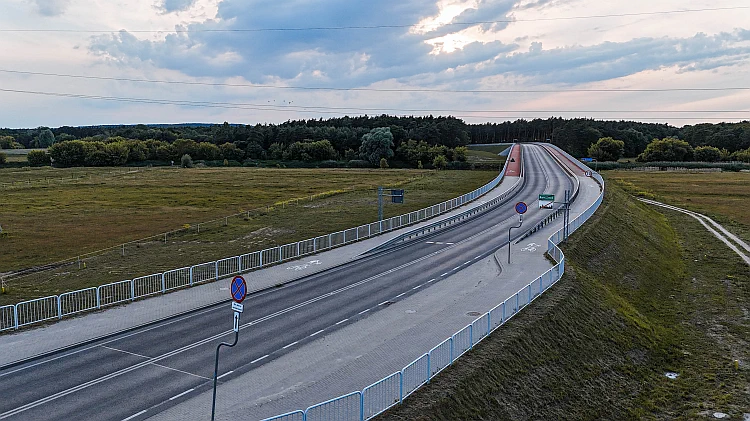 Most w ciągu drogi wojew&oacute;dzkiej nr 431 w Rogalinku