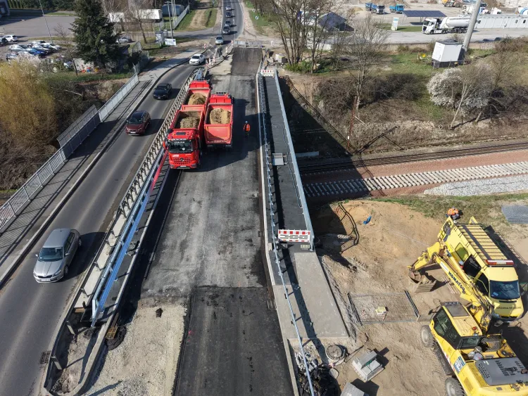 Pr&oacute;bne obciążenie nowego wiaduktu w ciągu drogi wojew&oacute;dzkiej nr 194