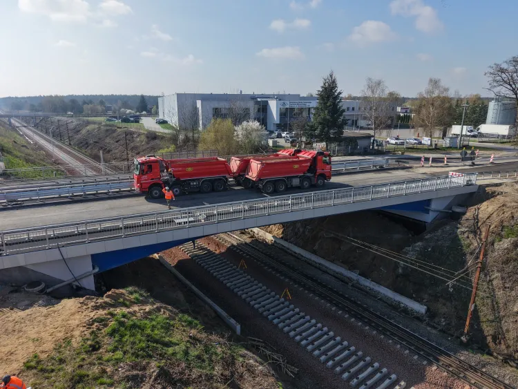 Pr&oacute;bne obciążenie nowego wiaduktu w ciągu drogi wojew&oacute;dzkiej nr 194