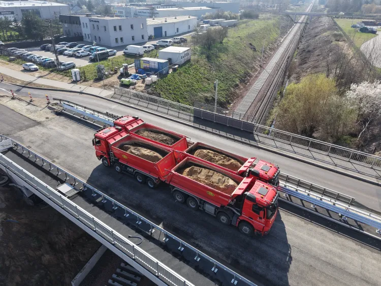 Pr&oacute;bne obciążenie nowego wiaduktu w ciągu drogi wojew&oacute;dzkiej nr 194