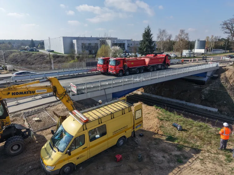 Pr&oacute;bne obciążenie nowego wiaduktu w ciągu drogi wojew&oacute;dzkiej nr 194