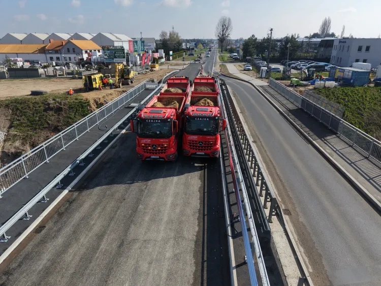 Pr&oacute;bne obciążenie nowego wiaduktu w ciągu drogi wojew&oacute;dzkiej nr 194