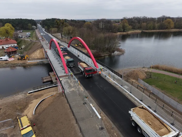 Pr&oacute;bne obciążenie nowego mostu w ciągu drogi wojew&oacute;dzkiej nr 263