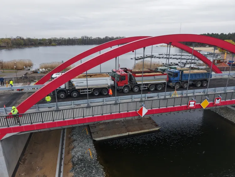 Pr&oacute;bne obciążenie nowego mostu w ciągu drogi wojew&oacute;dzkiej nr 263